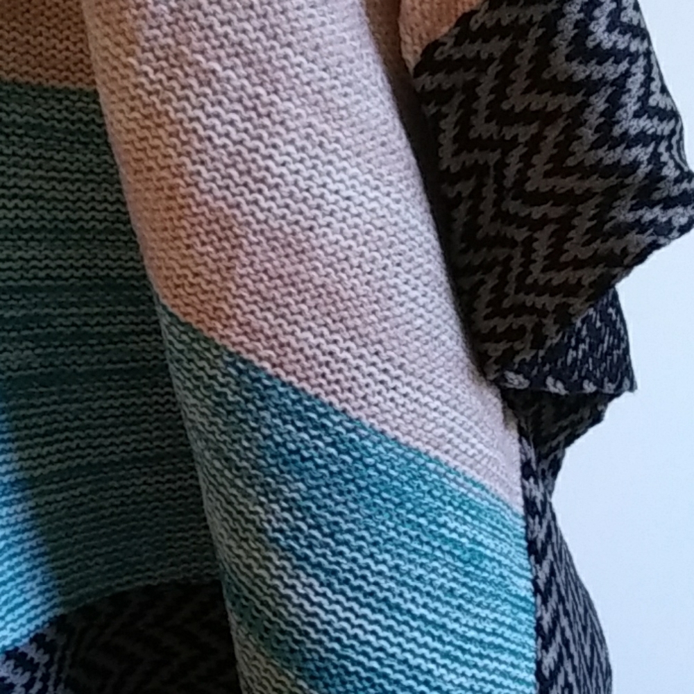 Colorblock Ruana - Picture 5 of 6